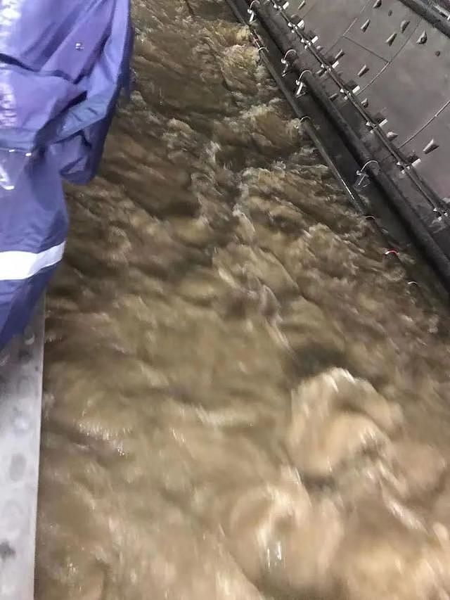 暴雨下的郑州 5 号线：为何乘客被困地铁两站之间？ - 6