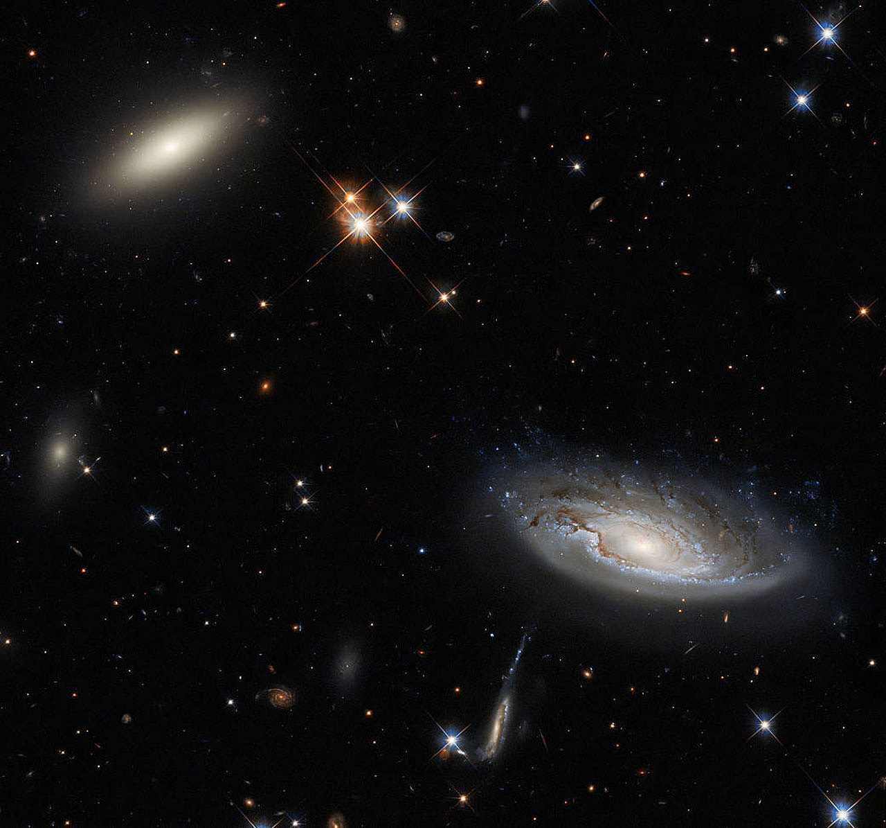 NASA分享了一张美丽的图片 显示了哈勃望远镜拍摄的两个巨大的星系 - 1