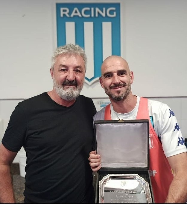 阿根廷38岁老将利桑德罗-洛佩斯退役，俱乐部送纪念牌表彰