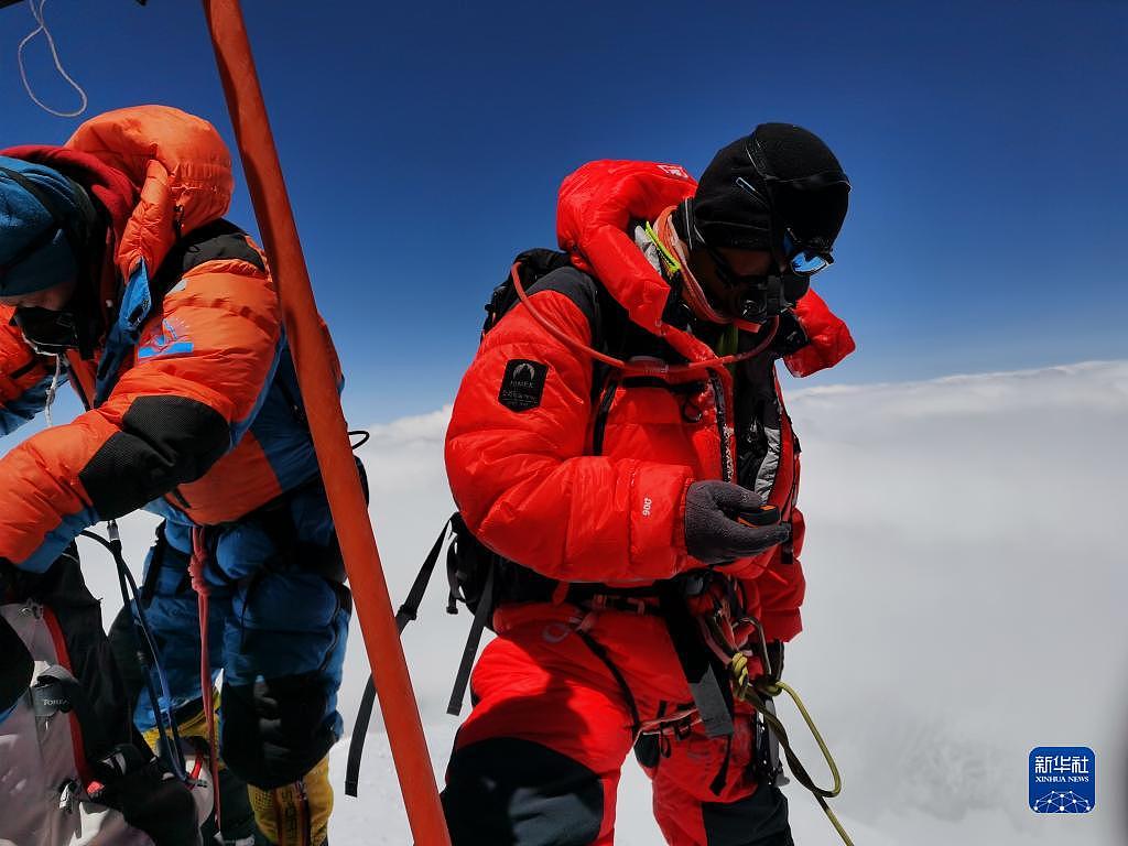 我国珠峰科考队员成功登顶 架设世界海拔最高的自动气象站 - 2