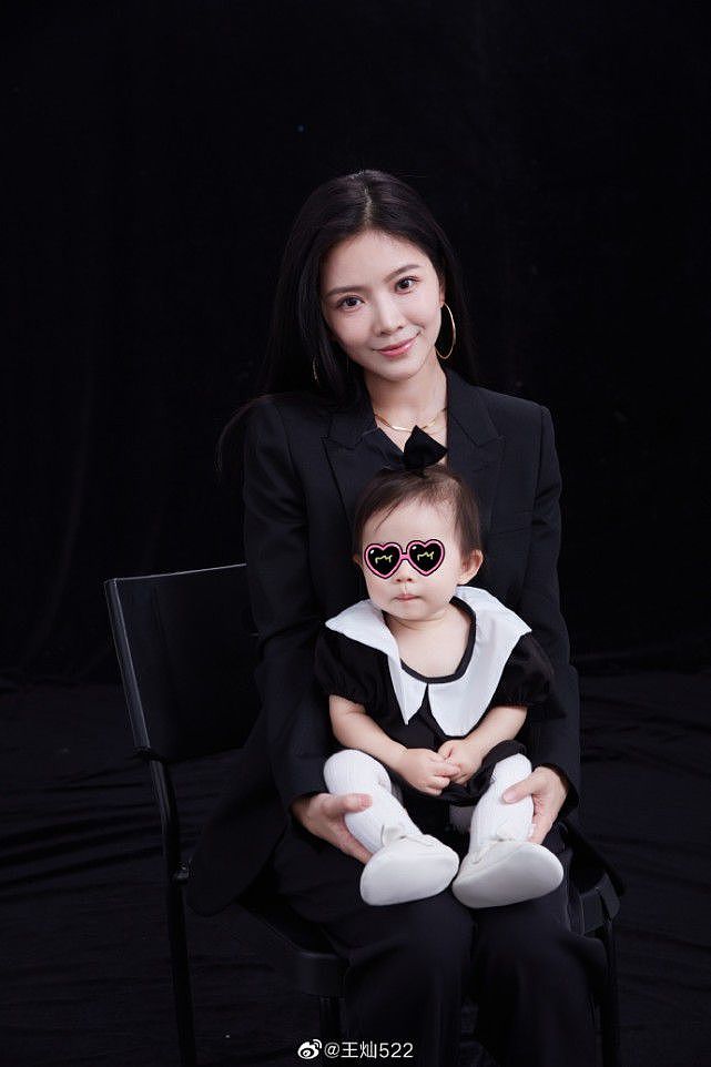 杜淳女儿迎1周岁生日，王灿首携女儿拍写真，蛋饺皮肤雪白好漂亮 - 3