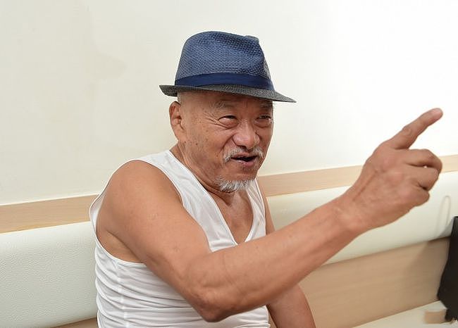 77岁凌峰近况曝光，手术后隐居泰国休养，自曝与家人很少联系 - 7