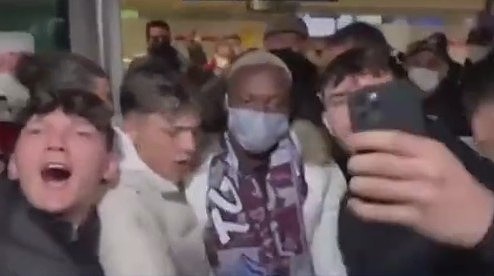 又走一个？武汉队外援埃弗拉抵达土耳其机场，受到球迷热烈欢迎 - 3