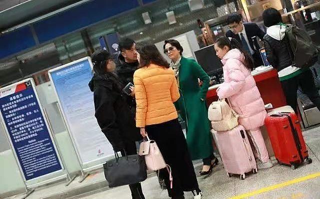 刘亦菲罕见和妈妈走机场，穿健美裤暴露身材缺点，妈妈像贵妇 - 1