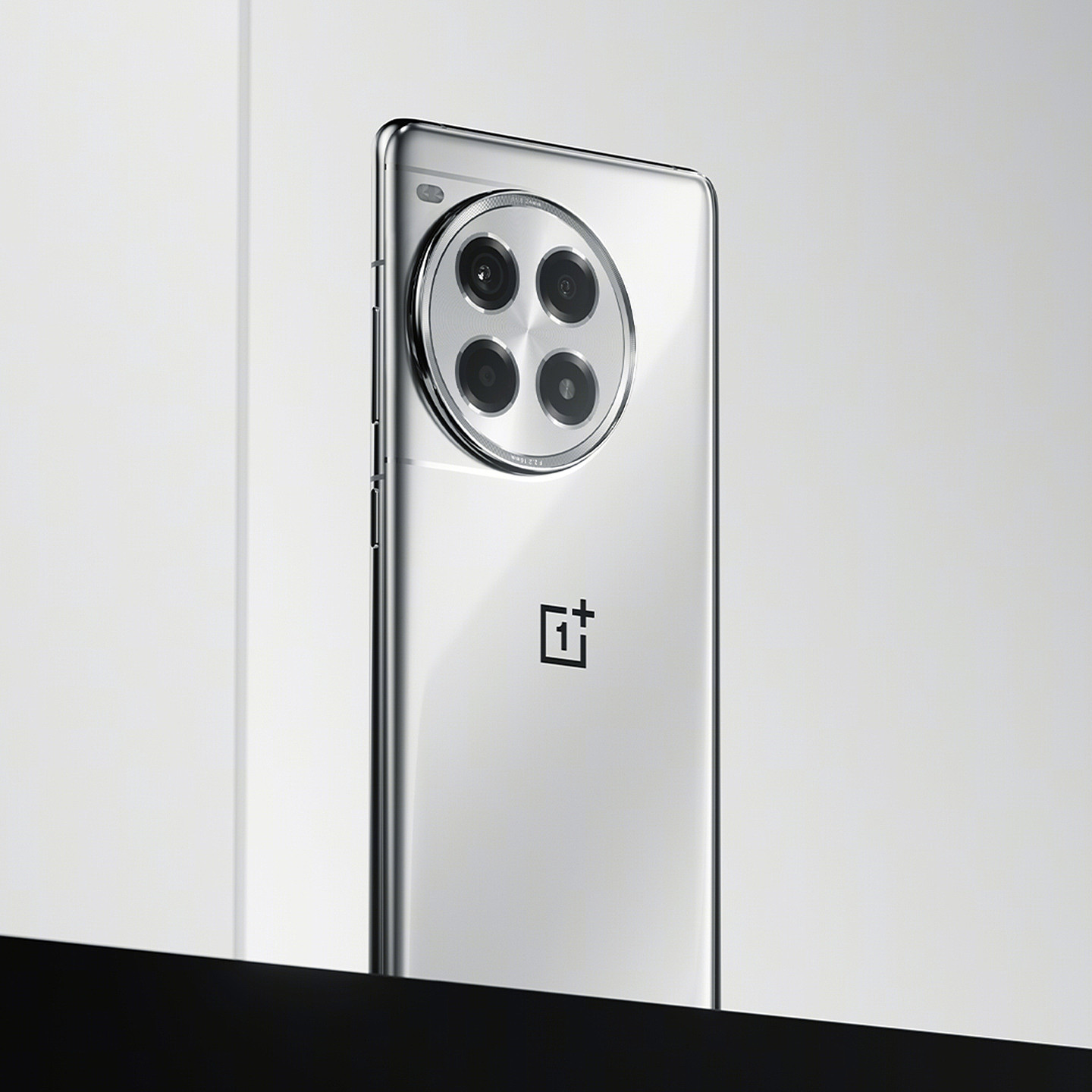 一加 Ace 3 Pro 手机新配色“钛空镜银”公布：首创液态金属玻璃工艺、银色亮面设计 - 2
