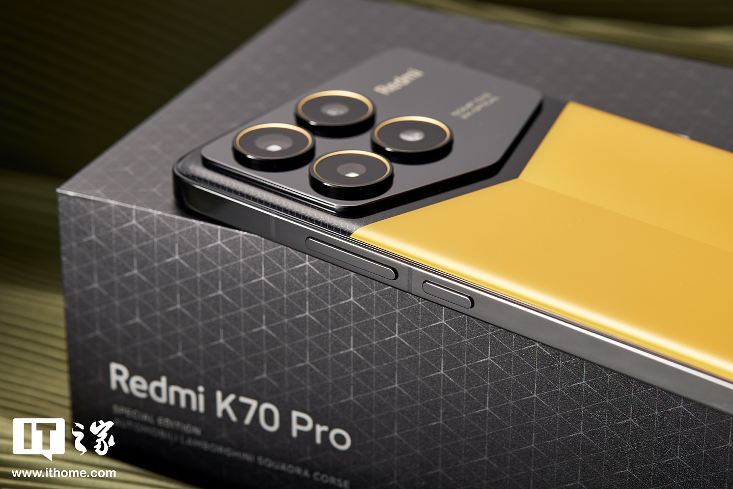 【IT之家开箱】Redmi K70 Pro 冠军版图赏：联名兰博基尼，超跑附体 - 12