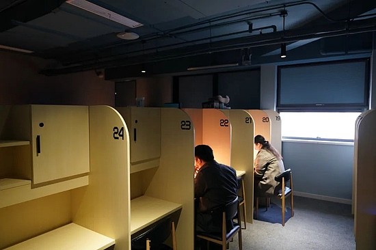 自习者在共享自习室内隔座自习。新华社记者 黄安琪 摄