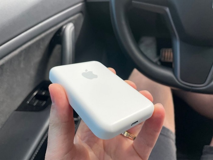 [动图]请购买Apple Care：使用MagSafe外接电池后iPhone有摔机风险 - 3