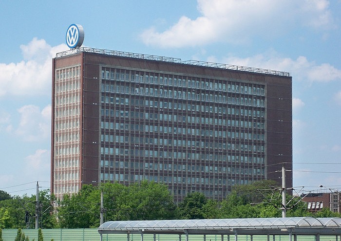 1600px-Wolfsburg_VWHochhaus.jpg