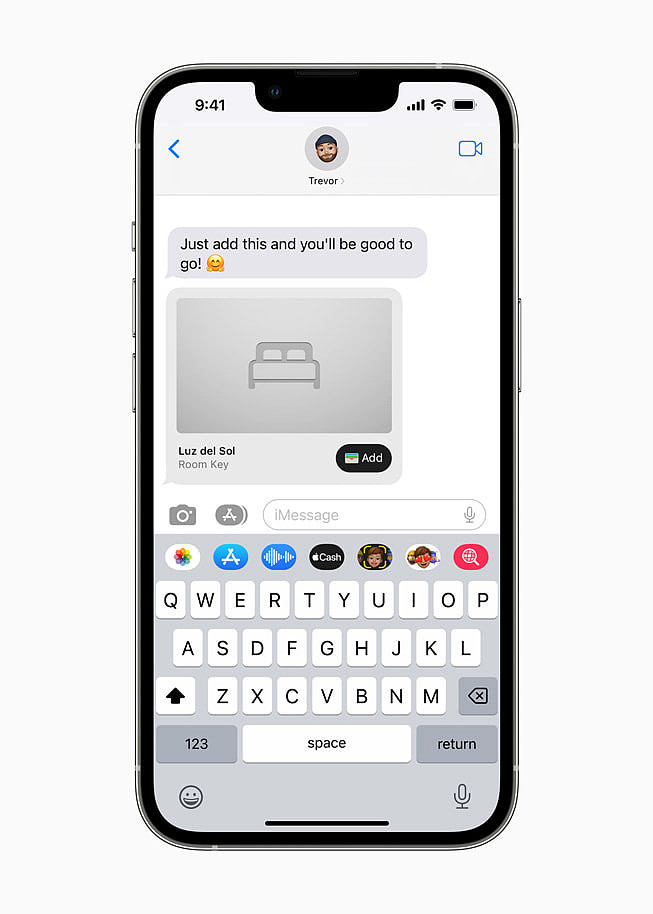 一台 iPhone 的屏幕上显示着用户正在通过信息 App 以安全的方式共享酒店房间的门禁卡。