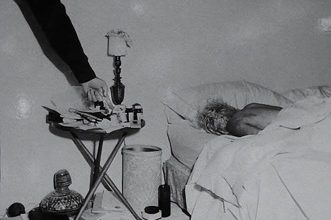 1962年梦露葬礼现场：棺材被打开，穿紧身球衣入殓，金发被剃光 - 6