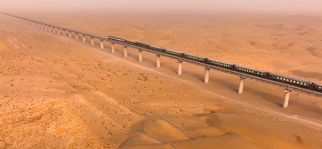 世界首个沙漠铁路环线贯通 中国移动全线5G基站月底开通 - 2