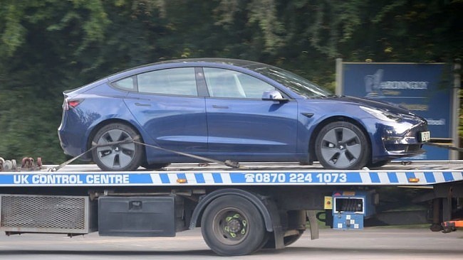 特斯拉Model 3在英国学校停车场发生车祸 7人受伤 - 1