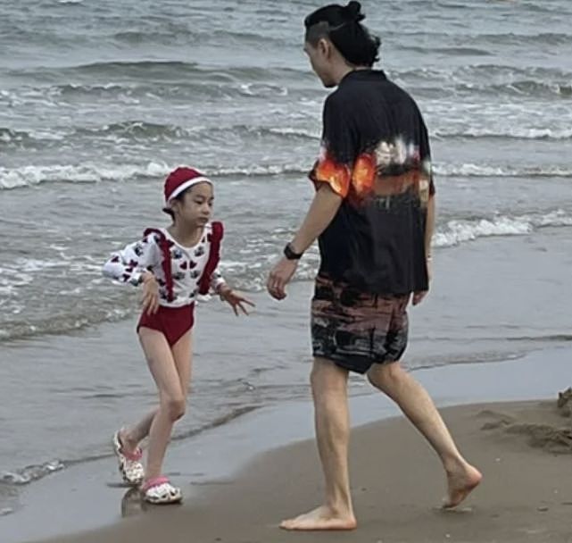 李承铉带女儿海边游玩，八块腹肌太惹眼，Lucky穿泳衣大长腿出众 - 6