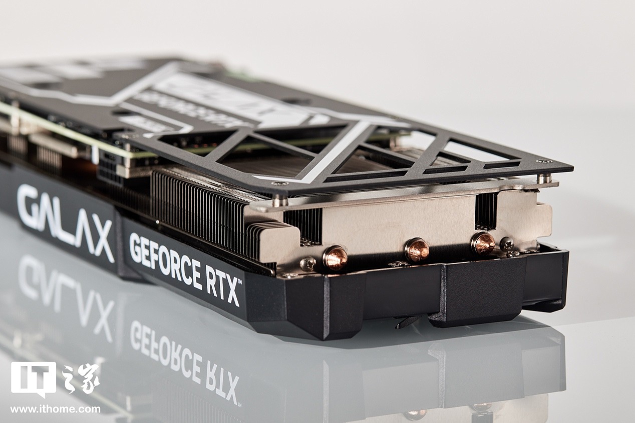 【IT之家开箱】影驰GeForce RTX 4070 SUPER大将显卡图赏：造型硬核但体积轻巧 - 4
