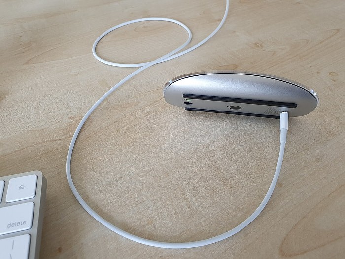 苹果推出新款妙控鼠标 充电方式仍遭外媒吐槽 - 2