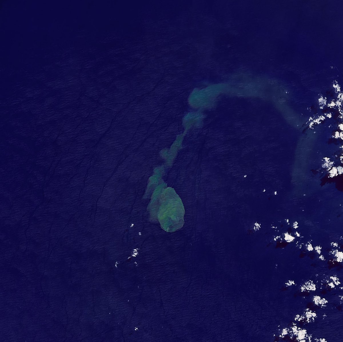 NASA在鲨鱼生活的地方观察到火山爆发 - 3