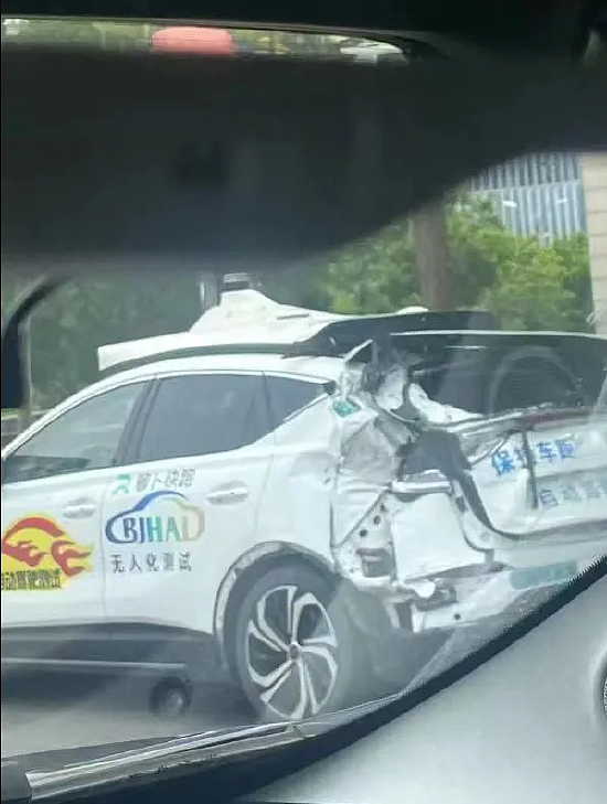曝百度无人驾驶测试车在北京出车祸 车尾损毁严重 - 2