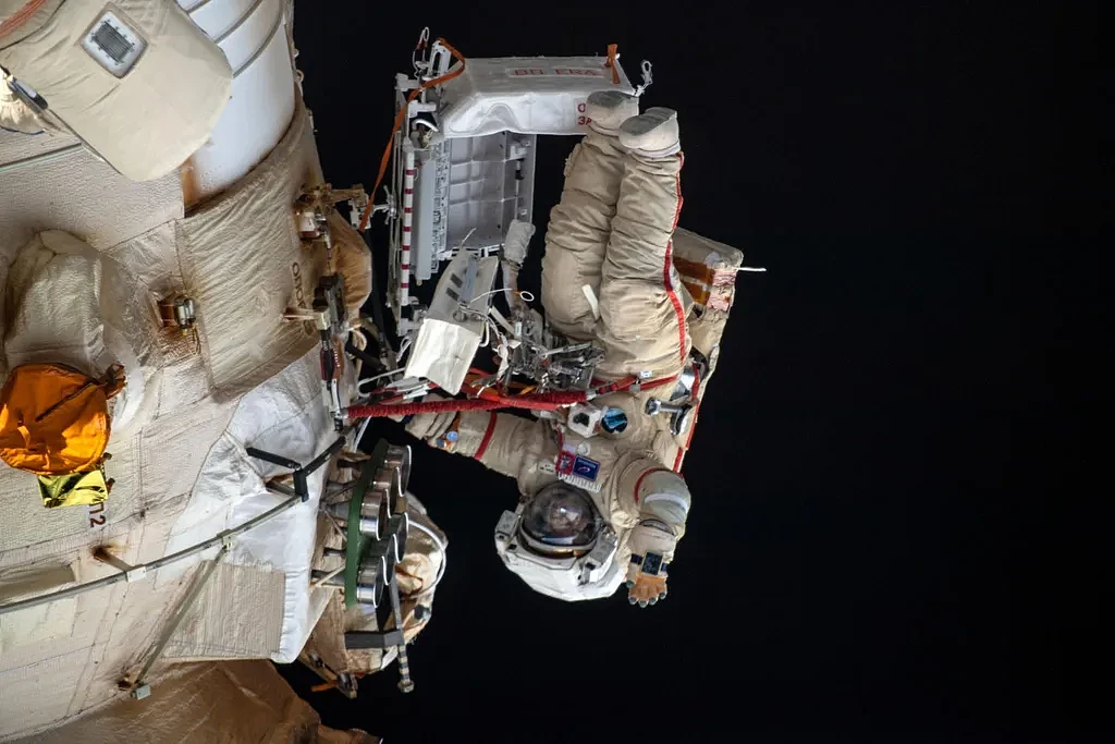 Cosmonaut-Oleg-Artemyev-Waves-Spacewalk-2048x1365.webp
