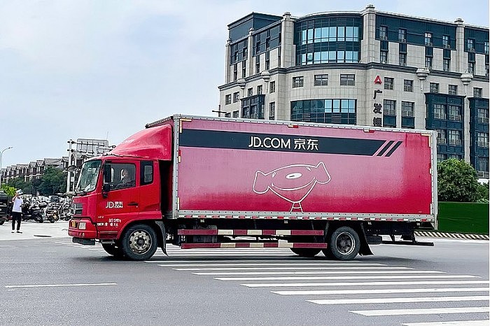 20210903_Truck_of_JD_on_Huaxia_Avenue.jpg