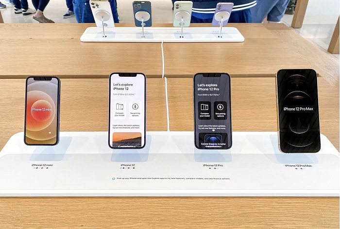 Apple Store开始采用MagSafe展示架悬空展示iPhone - 2