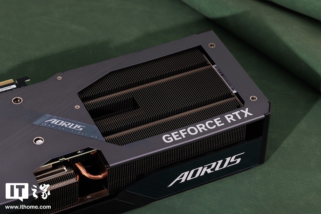 【IT之家开箱】技嘉 AORUS GeForce RTX 4070 MASTER 12G 开箱图赏，RGB 炫彩光轮是点睛之笔 - 5