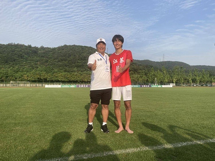 19岁中国小将李贤成德国联赛进球 父亲为他训练自费办了足球学校 - 1
