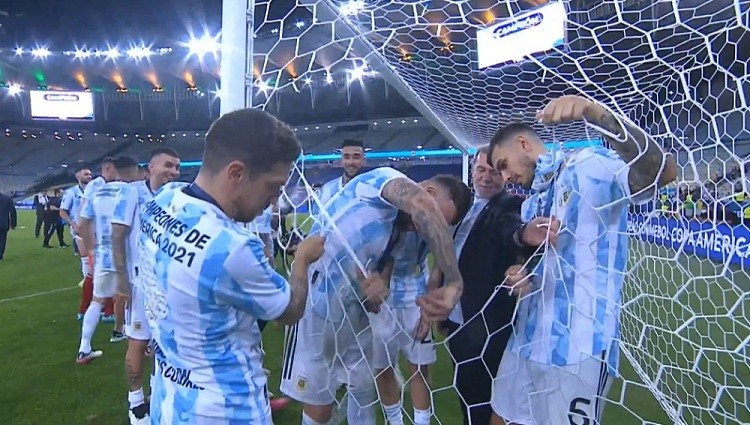 阿根廷众将赛后将马拉卡纳球场球网剪下留作纪念 - 1