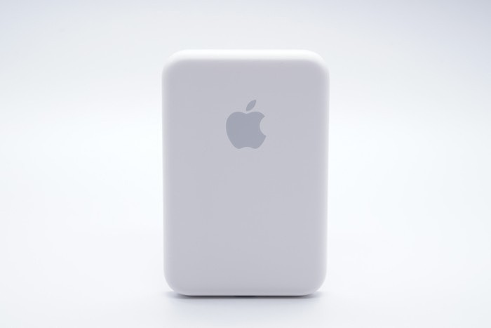 苹果官方首款MagSafe磁吸无线充电宝评测 - 11