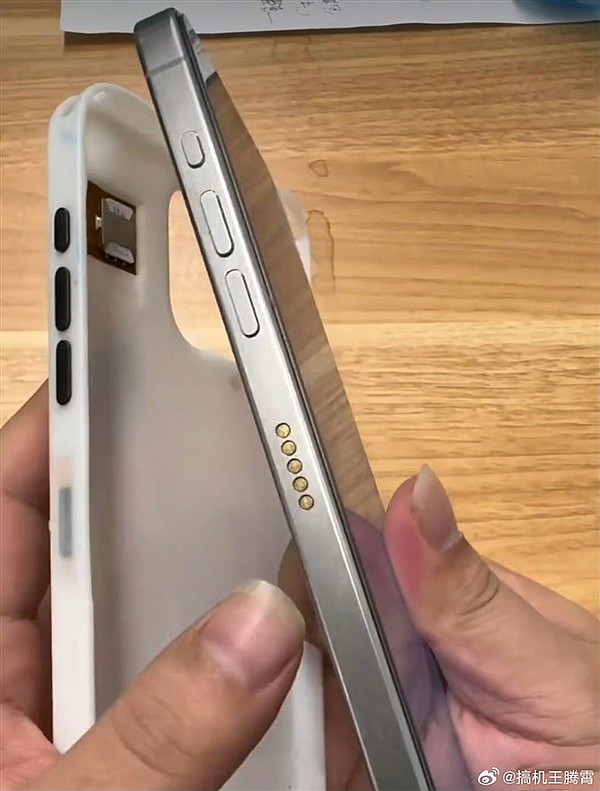 “苹果皮”重现江湖：华强北商家用外置 SIM 卡槽改装 iPhone 15 Pro - 1