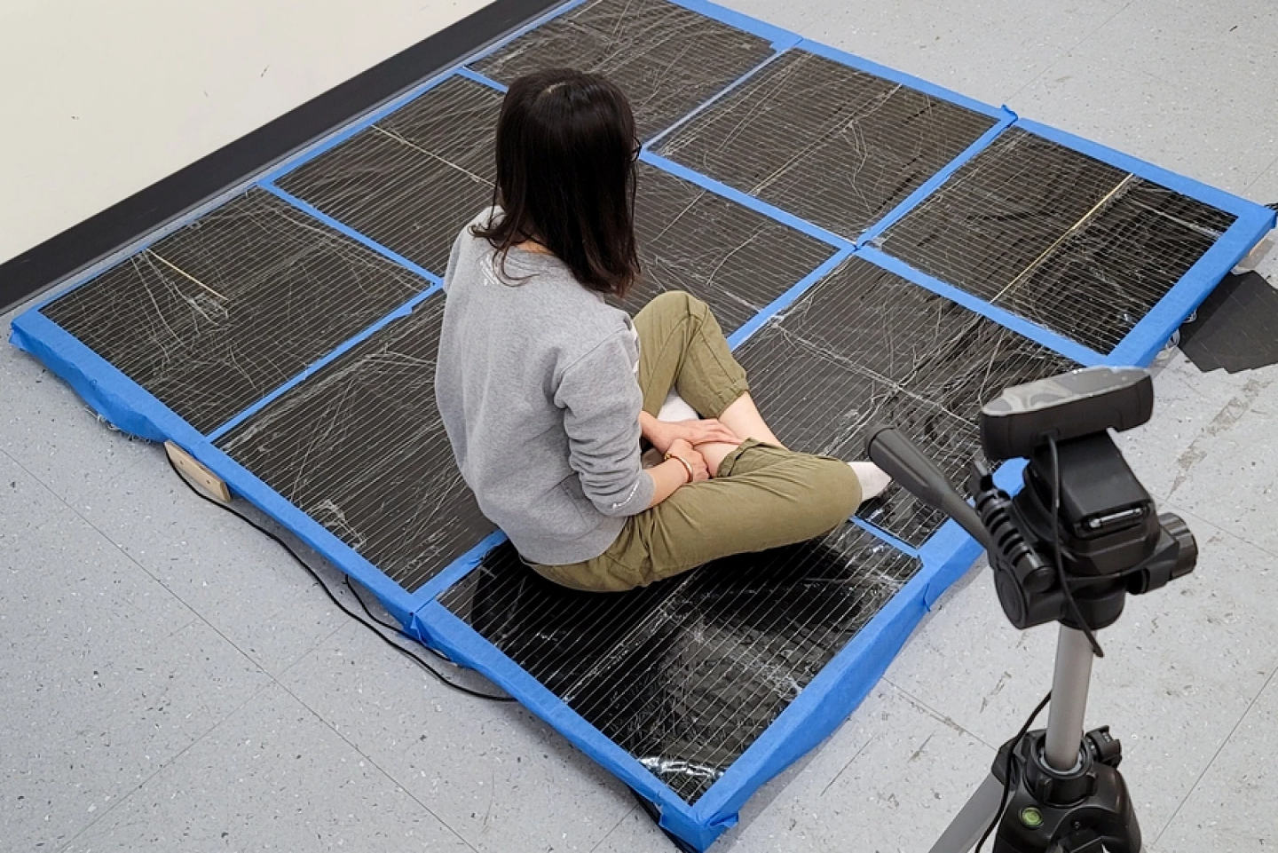 MIT智能地毯：能在无需摄像头的情况下跟踪人的运动 - 1