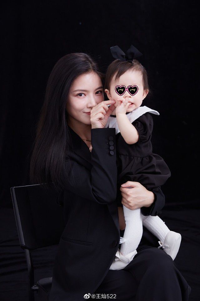 杜淳女儿迎1周岁生日，王灿首携女儿拍写真，蛋饺皮肤雪白好漂亮 - 4