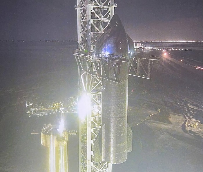 马斯克新视频显示469英尺高的塔将160英尺的火箭“悬挂”在半空 - 5