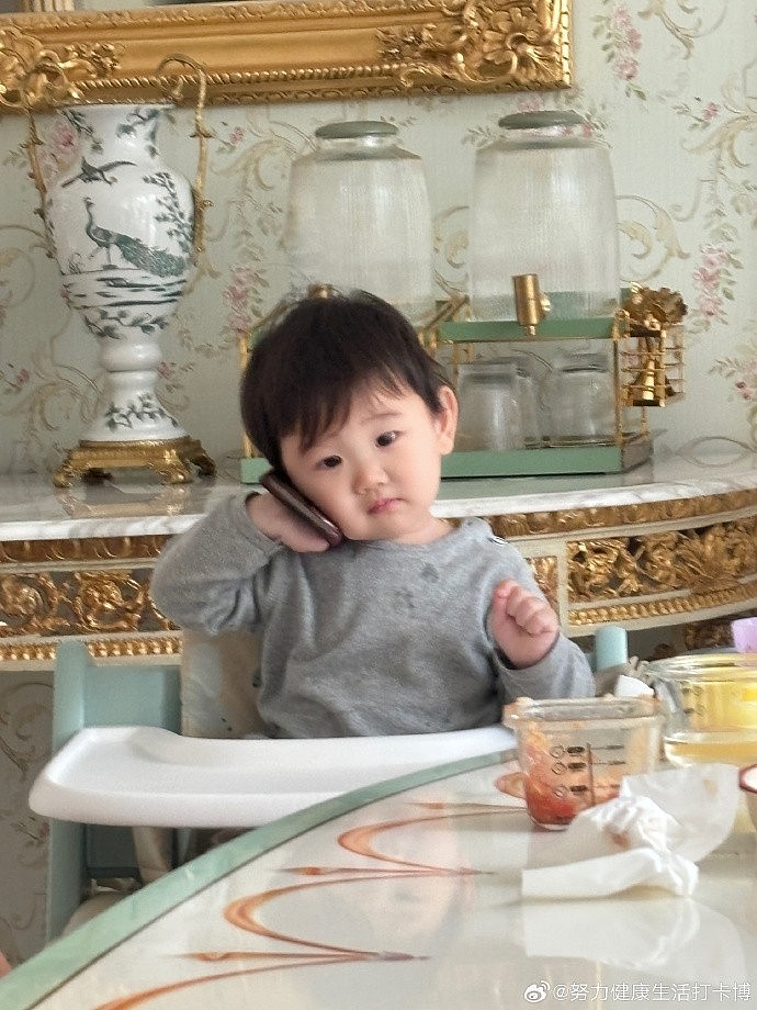 可爱！Doinb妻子分享儿子照片：喂？是谁给小金打电话啊 - 1