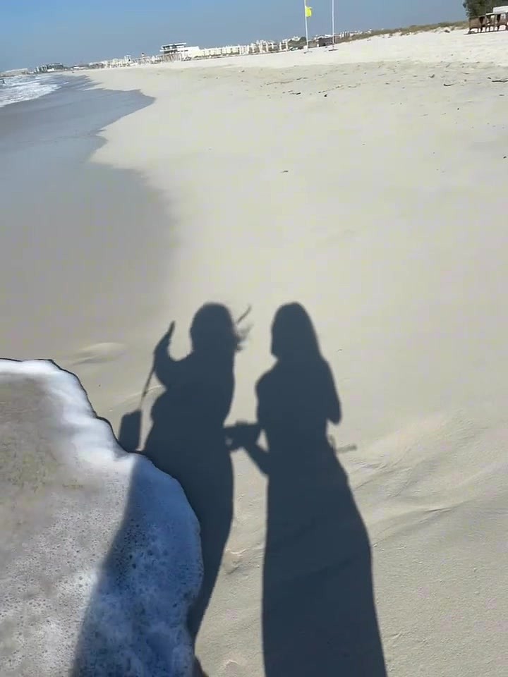 JackeyLove女朋友55分享近期旅游混剪：海边、沙漠、睡裙、比基尼 - 2