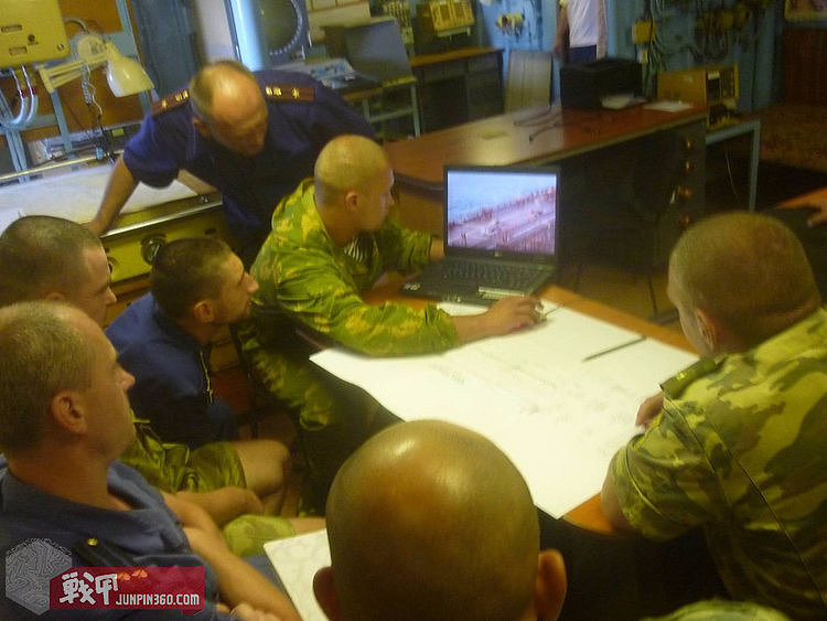 舰上指挥部的俄罗斯军方人员正在商讨拯救人质计划