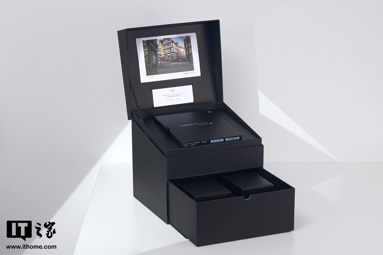 【IT之家开箱】小米 MIX Fold 3 龙鳞纤维版礼盒图赏：轻薄简约，商务格调 - 2