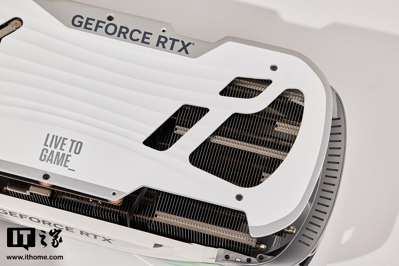 【IT之家开箱】索泰 GeForce RTX 4090 AMP EXTREME AIRO 月白显卡图赏：全新白金配色，侧透机箱绝配 - 7