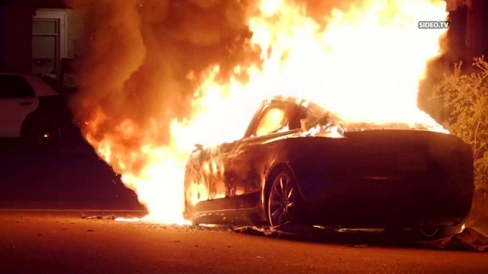 特斯拉Model 3开启Autopilot撞树起火燃烧 两名乘客不幸遇难 - 3