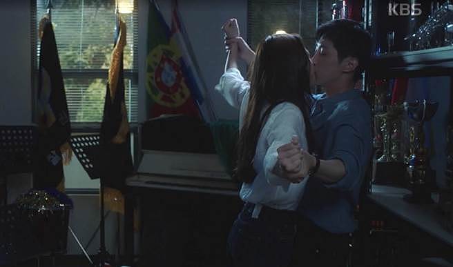 振永（右）和鄭秀晶在《警察課程》上演「酒醉之吻」。（翻攝自myVideo）