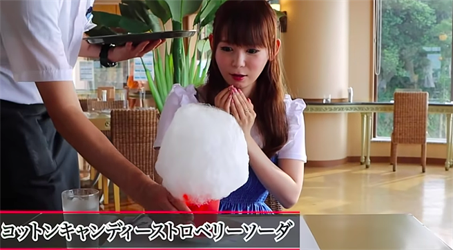 中川翔子看到棉花糖飲料非常吃驚。（取自YouTube）