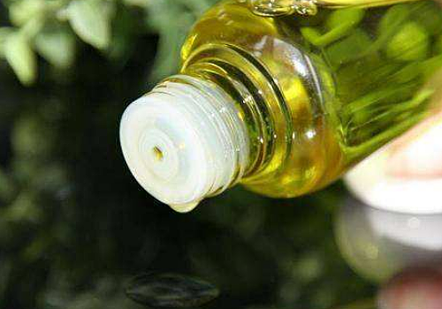 卸妆油是直接倒化妆棉上还是用手 选矿物油还是植物油 - 2