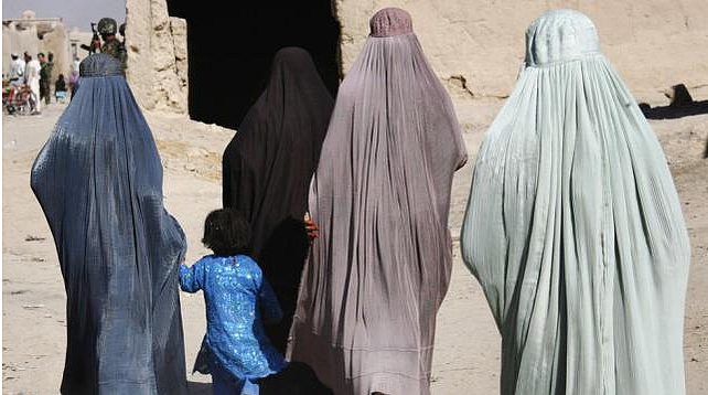 阿富汗女性生存状况，塔利班要求职业女性近期待在家中 - 2