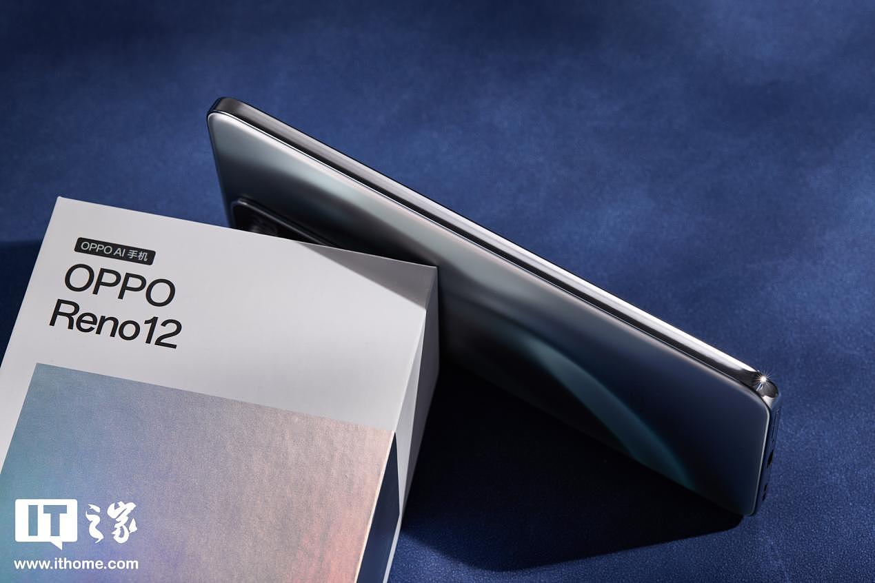 【IT之家开箱】OPPO Reno12 千禧银手机图赏：流银玻璃前卫，超美小直屏 - 12