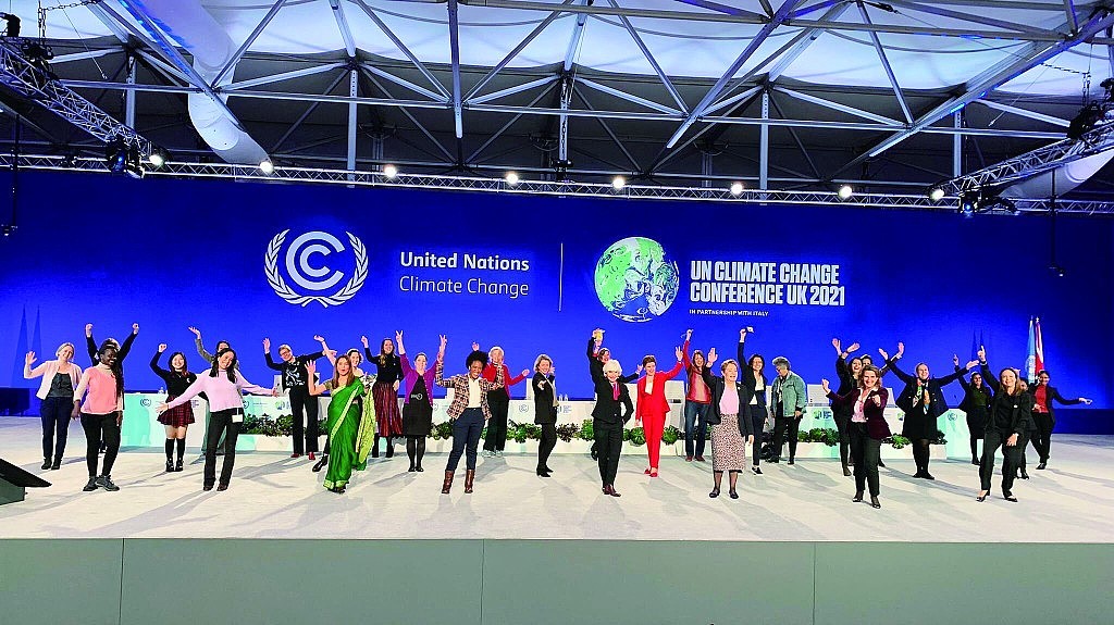 当地时间13日晚，《联合国气候变化框架公约》第二十六次缔约方大会（COP26）在英国格拉斯哥闭幕。图为与会女性代表在大会最后一天合影。
