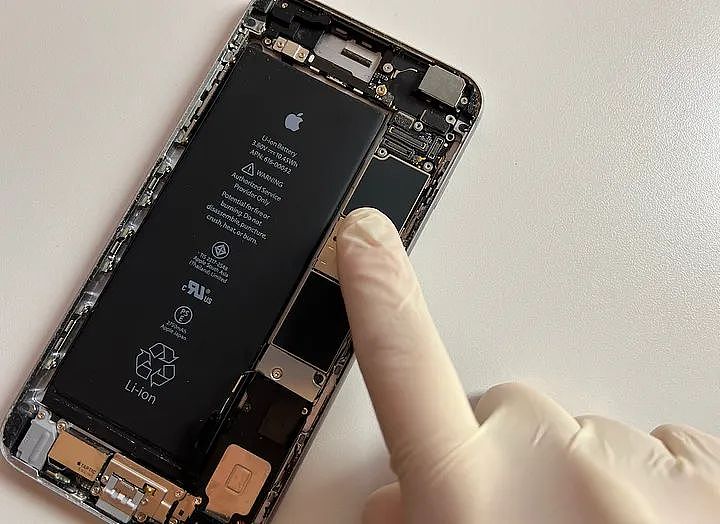 苹果 iPhone 16 Pro Max 电池曝料：提升能量密度、首用不锈钢外壳，信维通信主供 - 1