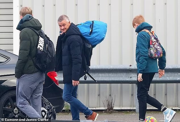 ✈️索帅回挪威开启一周假期，被记者拍到提着行囊离开 - 4