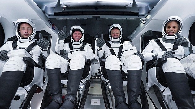 全私人太空旅行团因天气推迟返回地球，太空旅行延长至16天 - 1