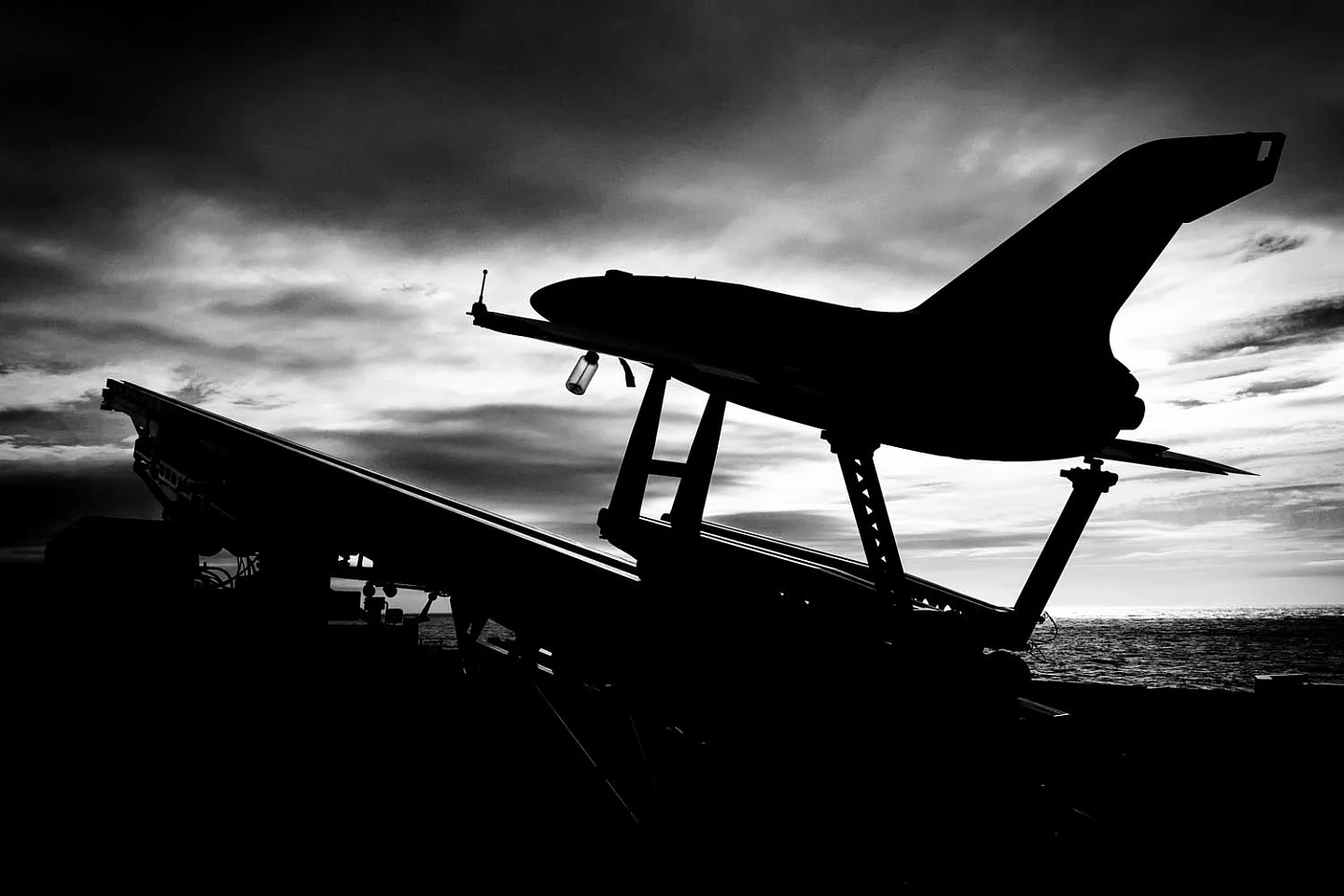 英威尔士亲王号首次在战斗机攻击演习中发射Banshee无人机 - 4