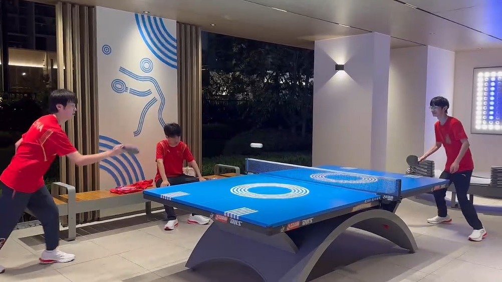 金牌选手！媒体分享视频：阿豆和一诺化身乒乓球“运动员”！ - 1